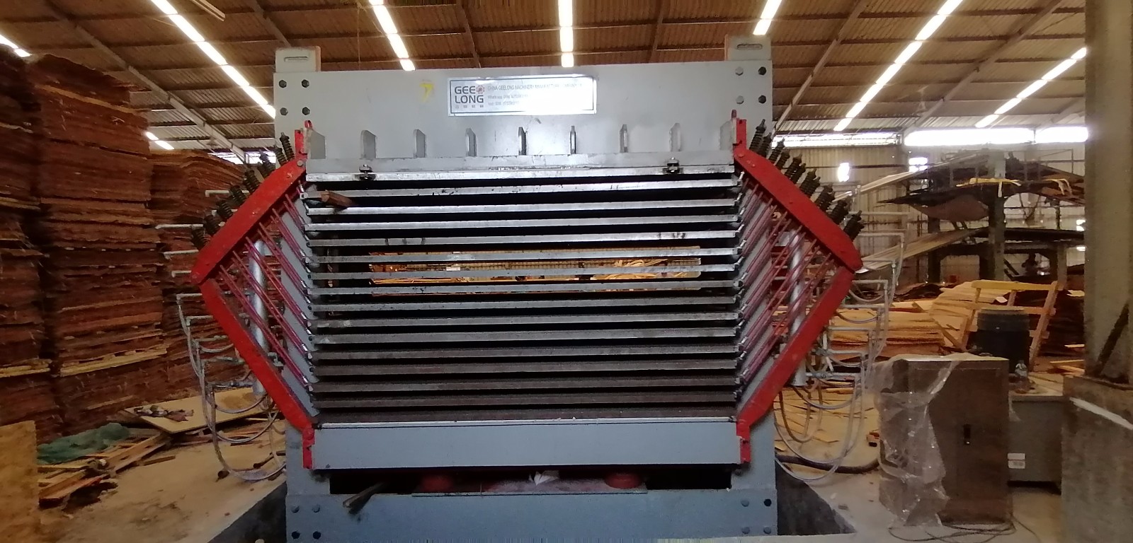 Machine de séchage de placage de type presse à chaud / sécheuse de presse à chaud solide / machine de séchage de placage fonctionnant bien dans l'usine du client en Indonésie